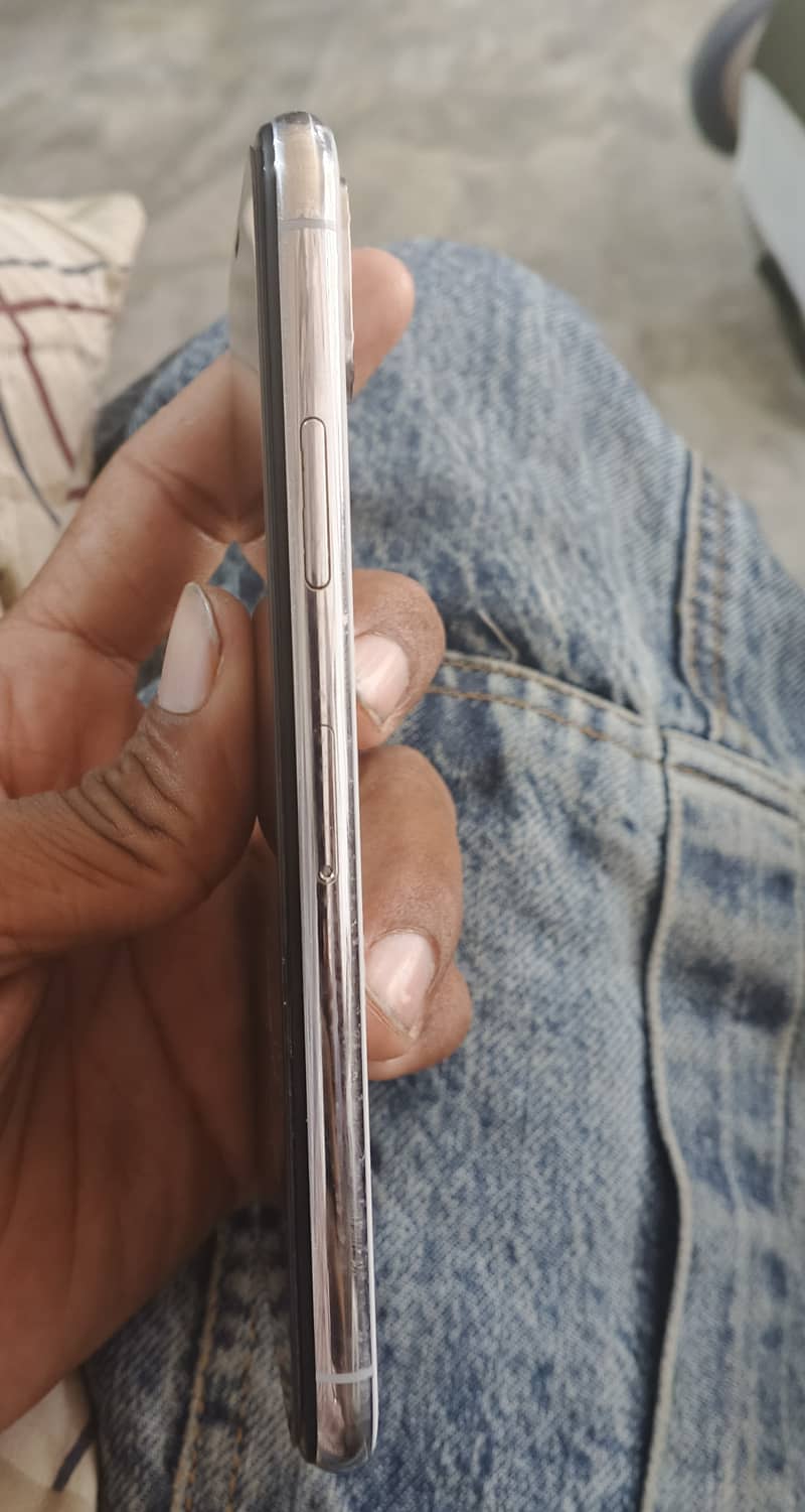 Apple iPhone X 4
