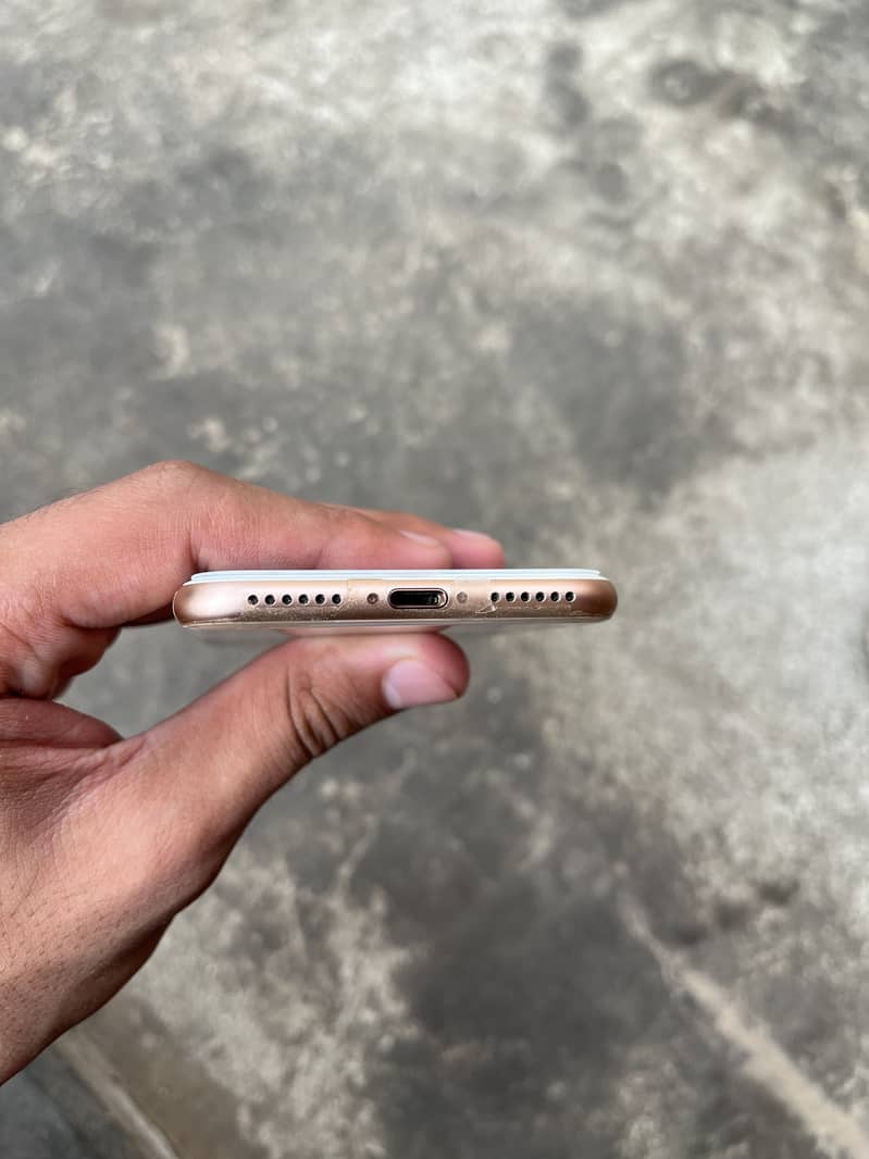 Apple iPhone 8 4