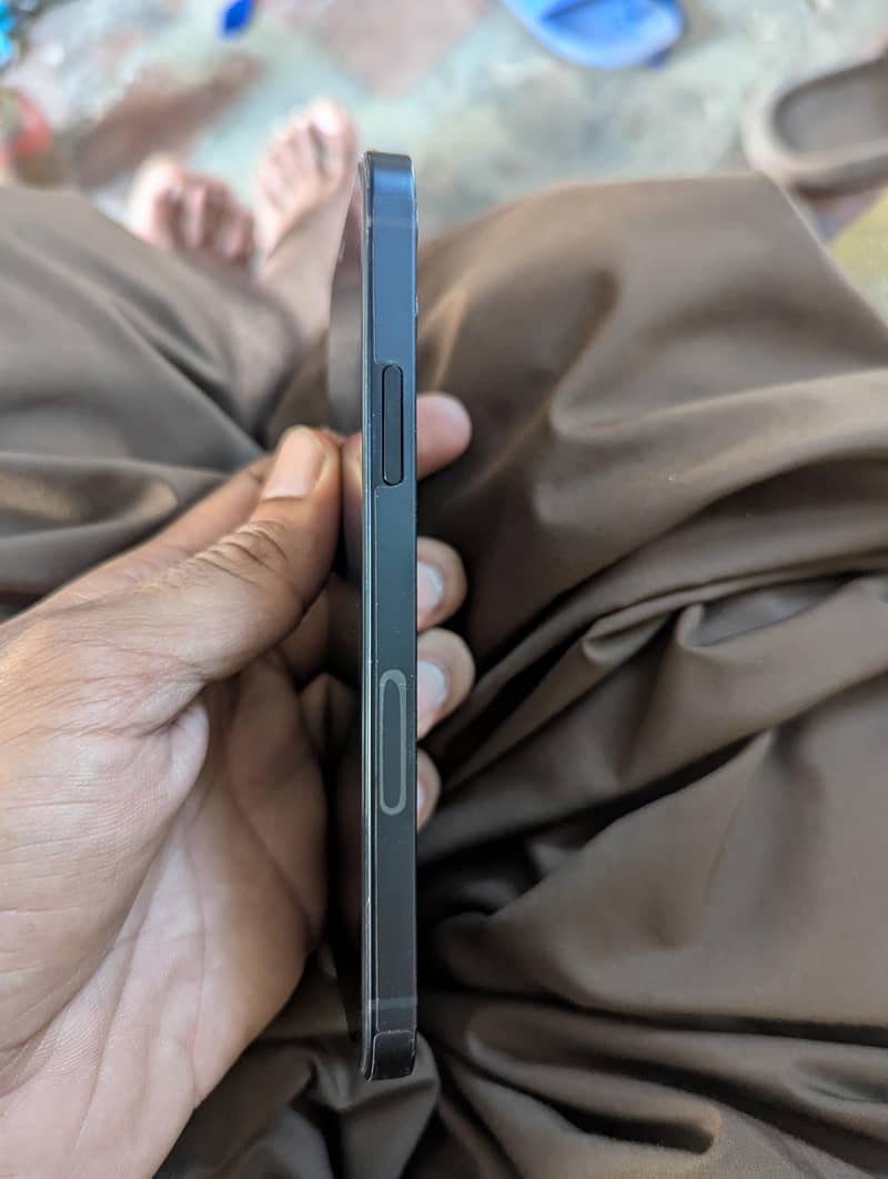 Apple iPhone 12 3
