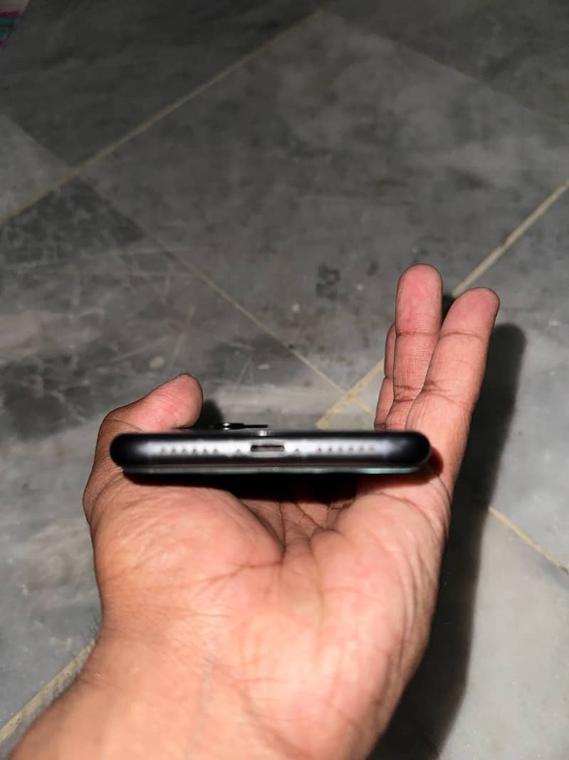 Apple iPhone 11 4