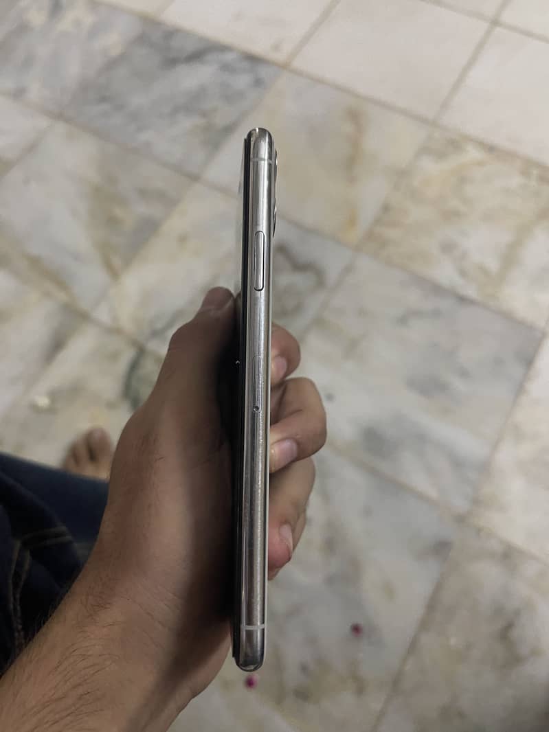 Apple iPhone 11 Pro Max 2