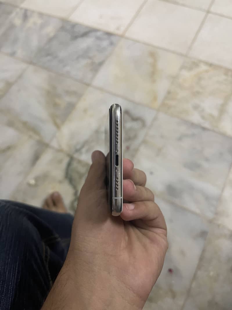 Apple iPhone 11 Pro Max 4