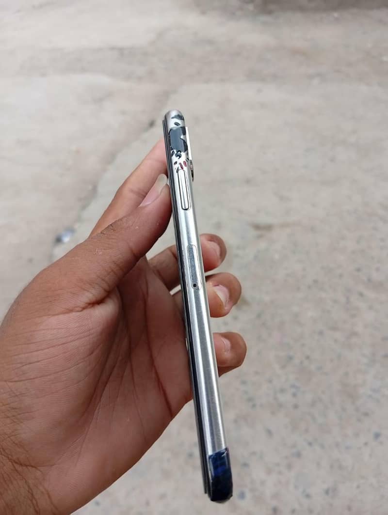 Apple iPhone XS 11