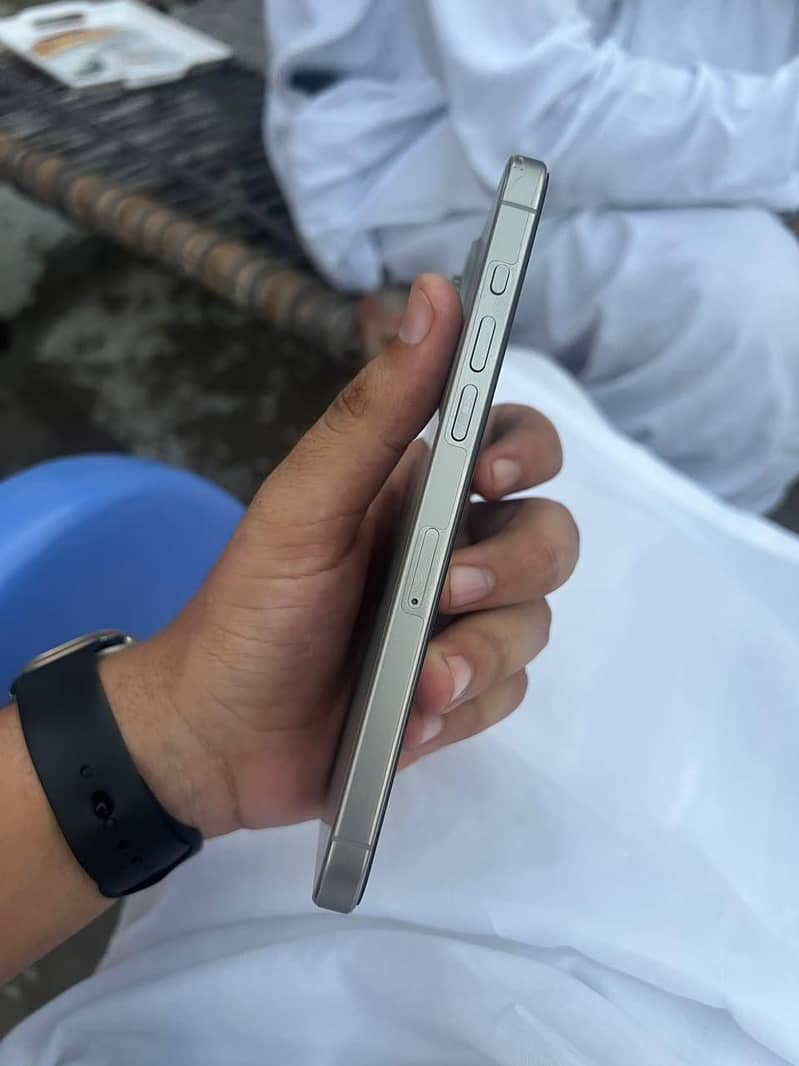 Apple iPhone 15 Pro Max 4