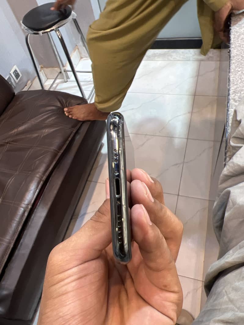 Apple iPhone 11 Pro 4