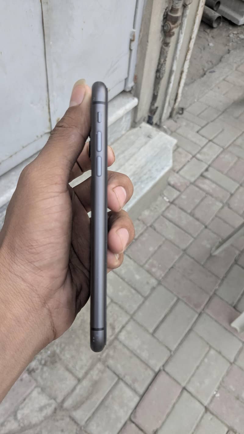 Apple iPhone 11 4
