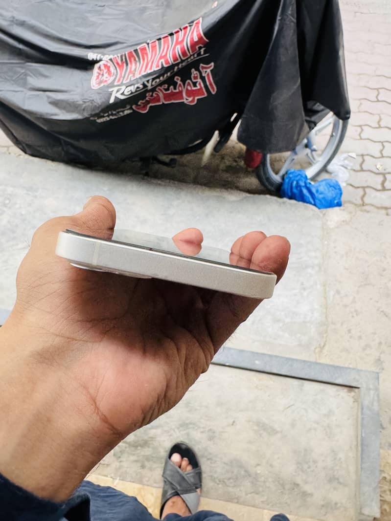 Apple iPhone 13 2
