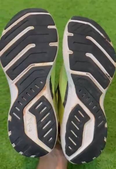 Brooks UK 9