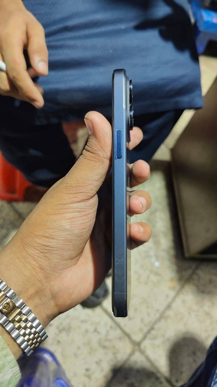 Apple iPhone 15 Pro Max 4