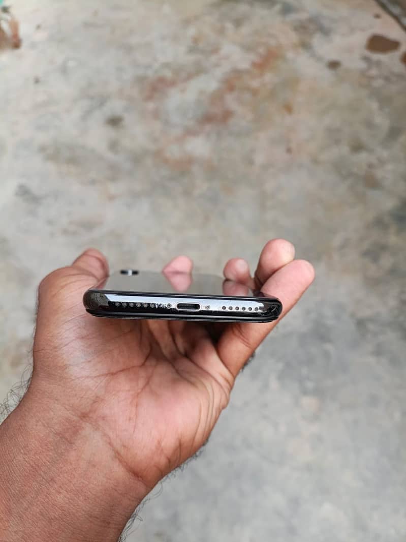 Apple iPhone X 4