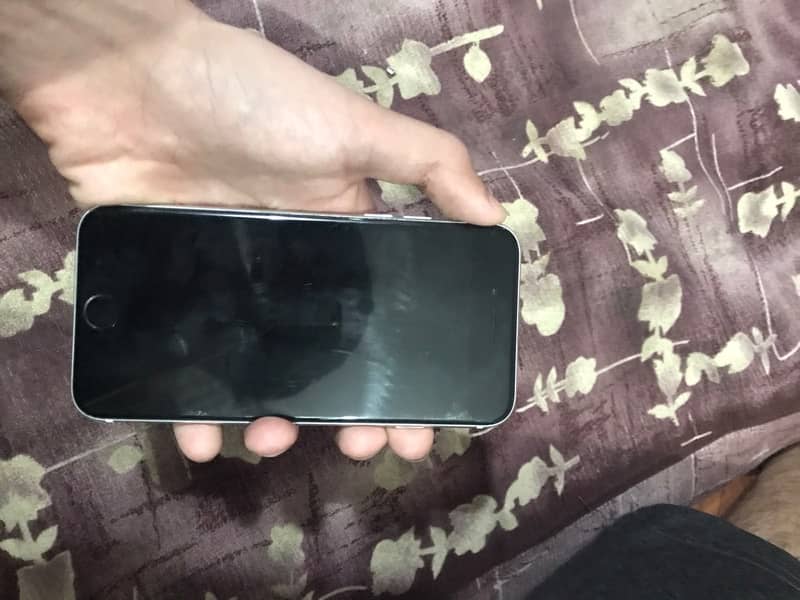 Apple iPhone SE 2020 1
