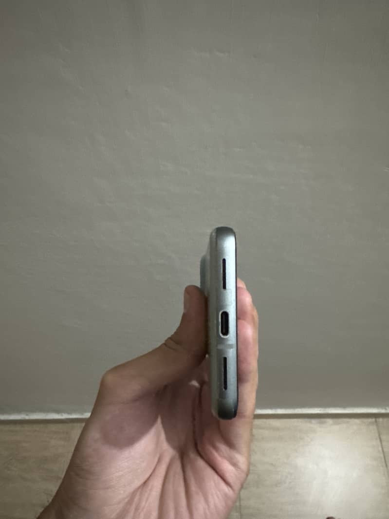 Google Pixel 8 4