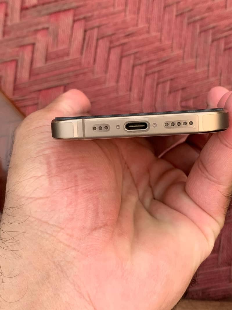 Apple iPhone 16 Pro 1