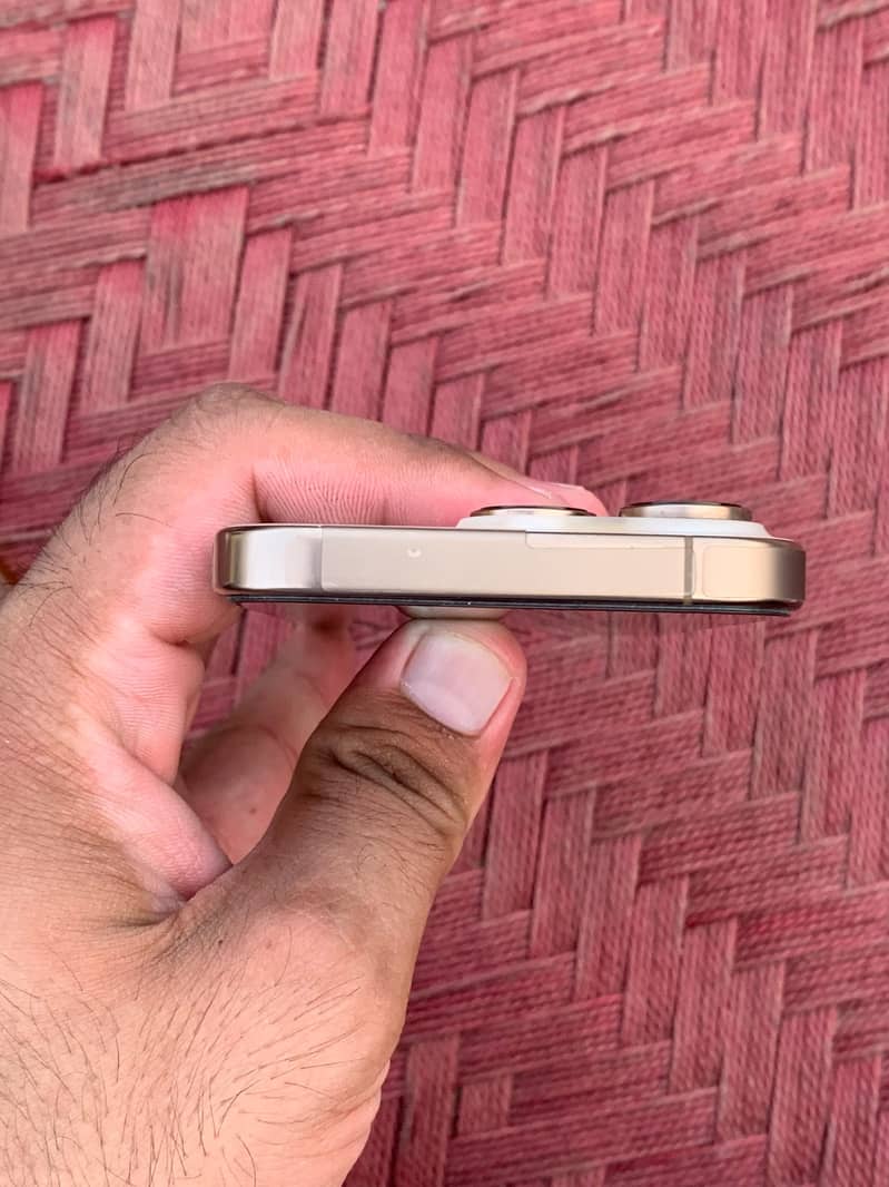 Apple iPhone 16 Pro 3