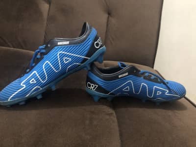 Football Cleats Sizes:- Uk size:-5 Us Size:-6 Eur Cm:-24