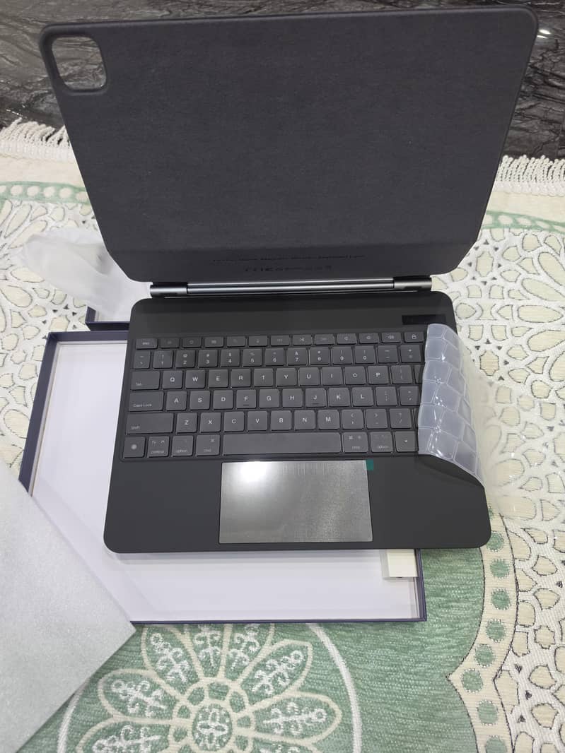 iPad Pro 13 M5 Wireless Keyboard Case 0