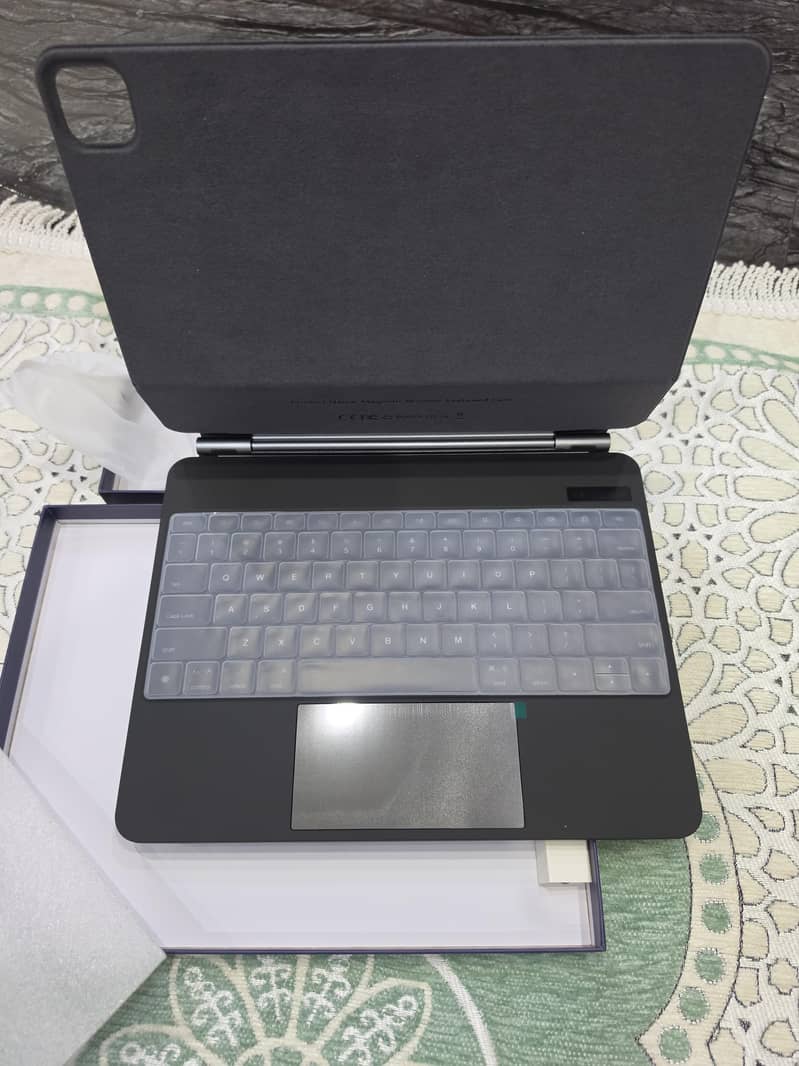 iPad Pro 13 M5 Wireless Keyboard Case 2