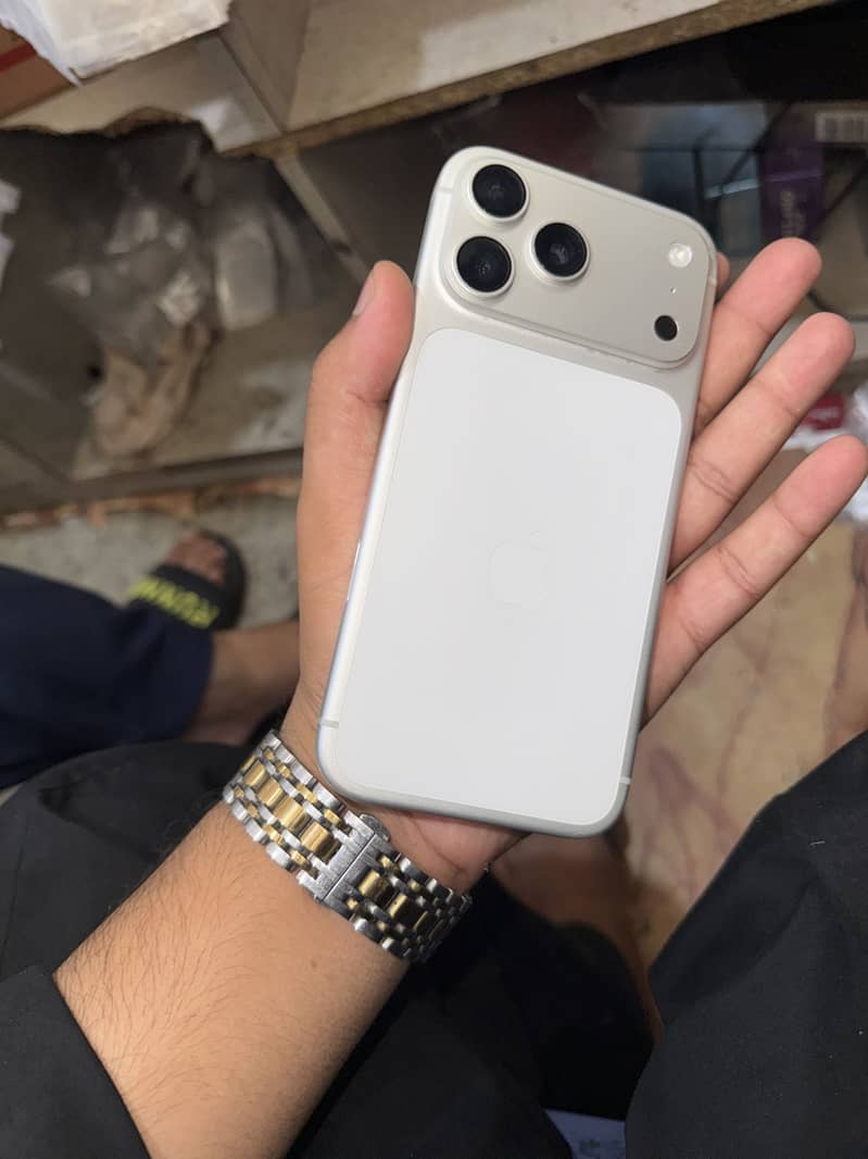 Apple iPhone 17 Pro Max 1
