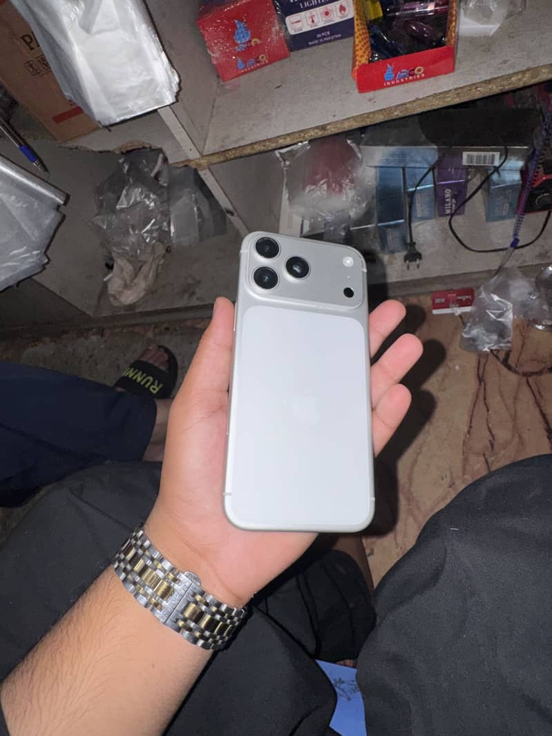 Apple iPhone 17 Pro Max 3
