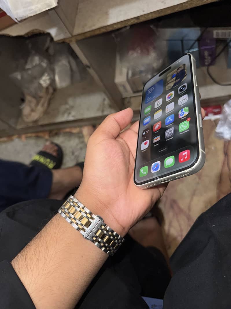 Apple iPhone 17 Pro Max 4