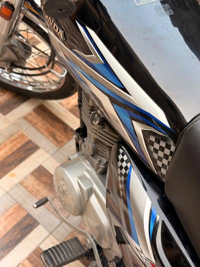 Honda 125  black colour  25 model