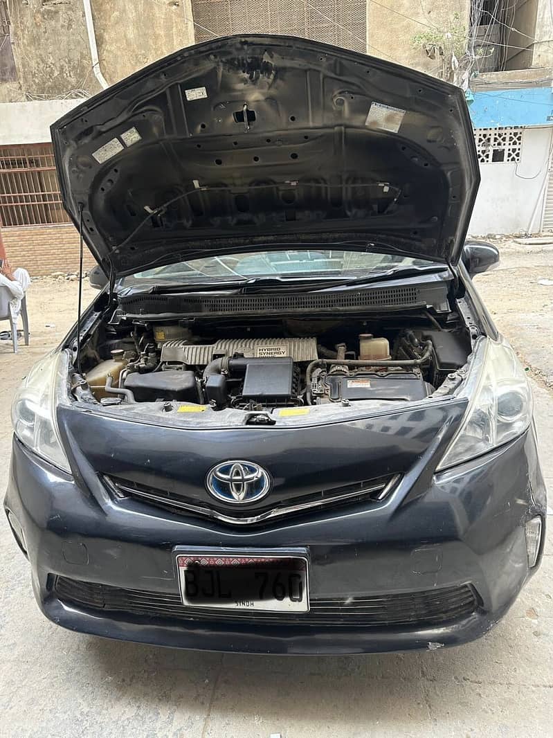 Toyota Prius Alpha 2014 1
