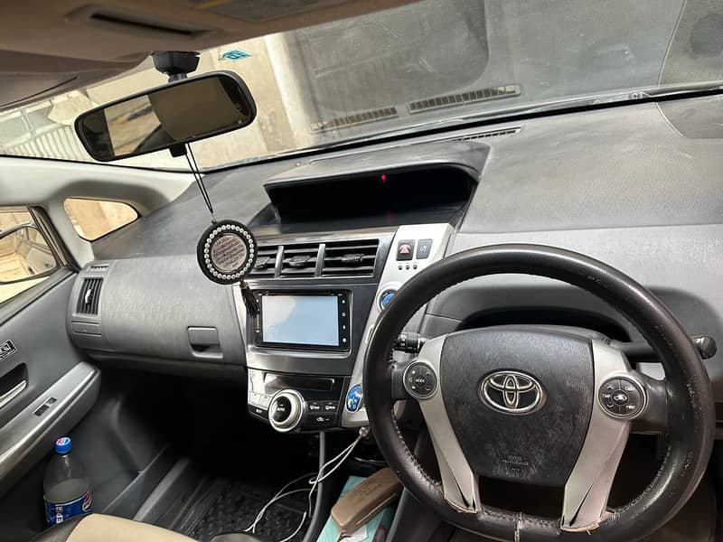 Toyota Prius Alpha 2014 6