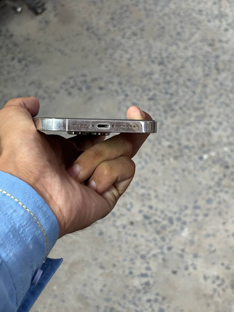 Apple iPhone 14 Pro Max 12