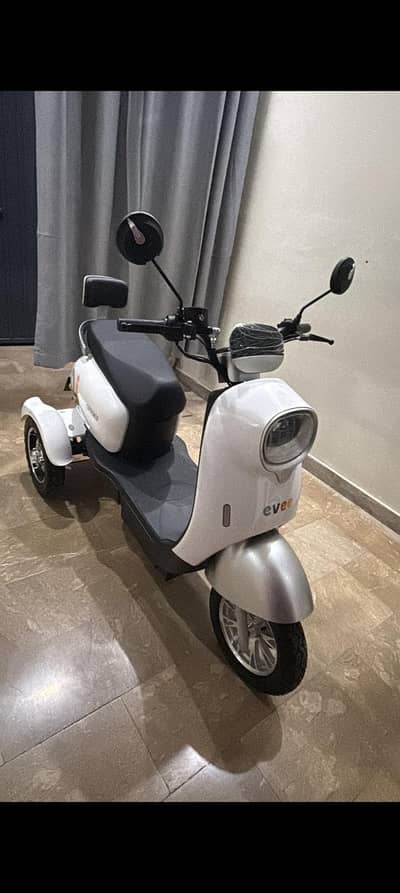 Evee Nisa 3 wheel available for sale just 2 month used