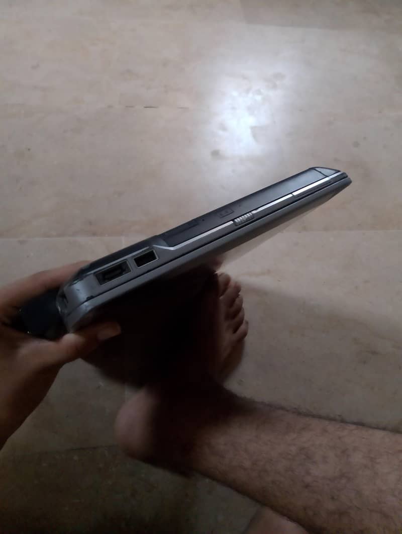Laptop with original charger 4