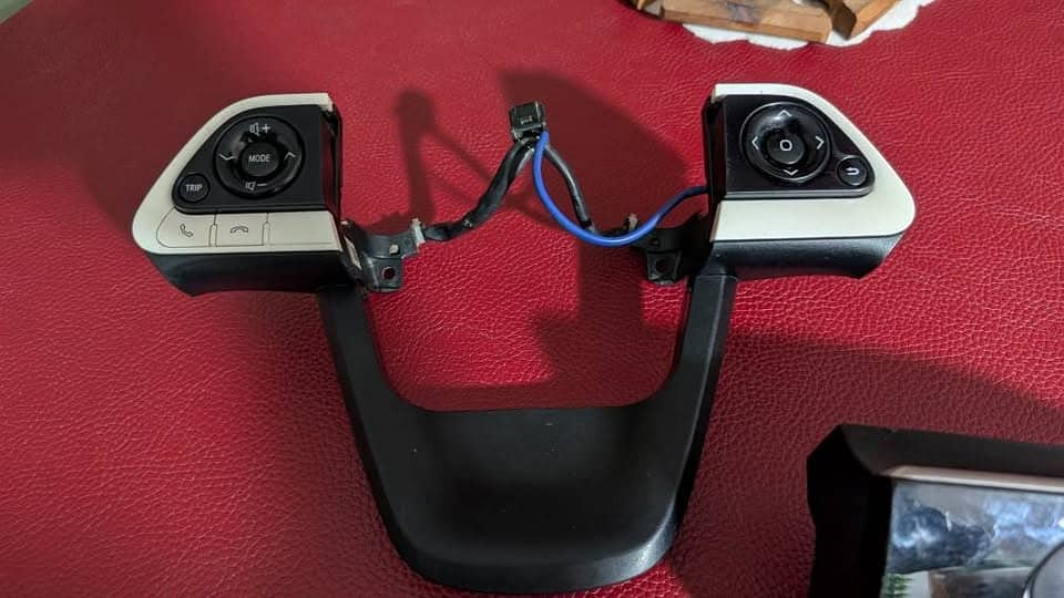 Prius Generation 4 Multimedia Stearing Controls 2