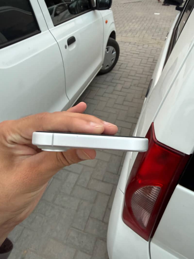 Apple iPhone 16 3