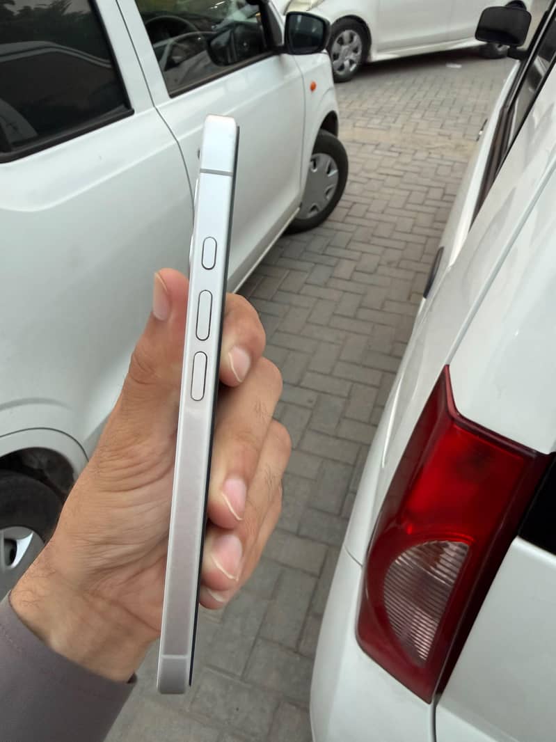 Apple iPhone 16 4