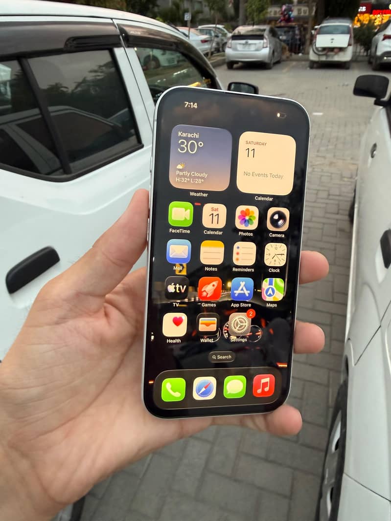 Apple iPhone 16 5