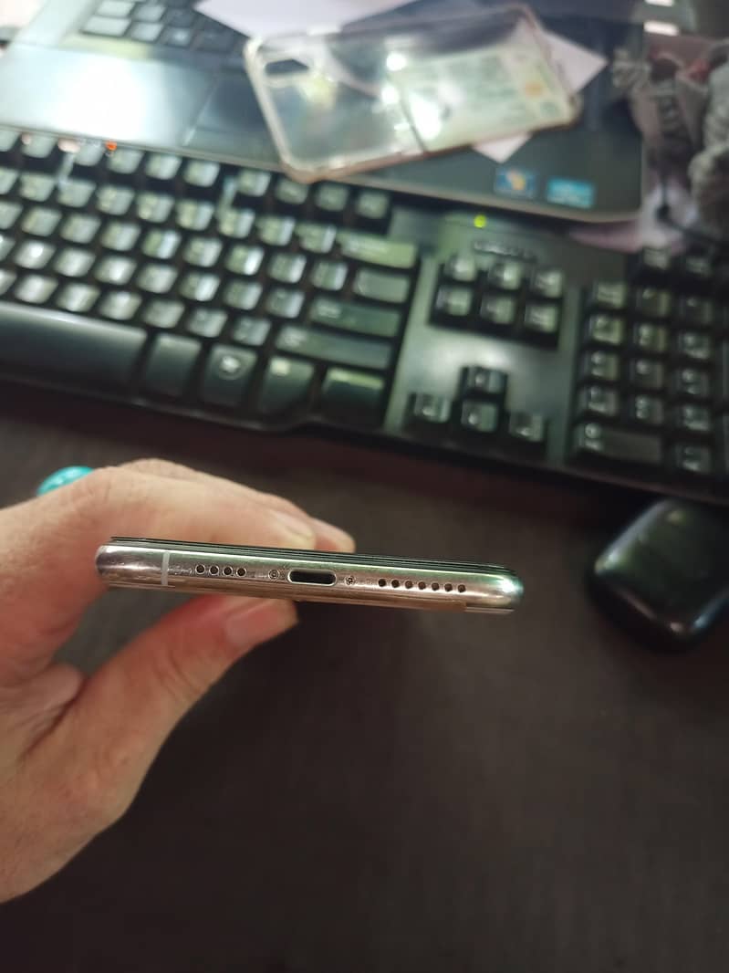 Apple iPhone XS Max 4