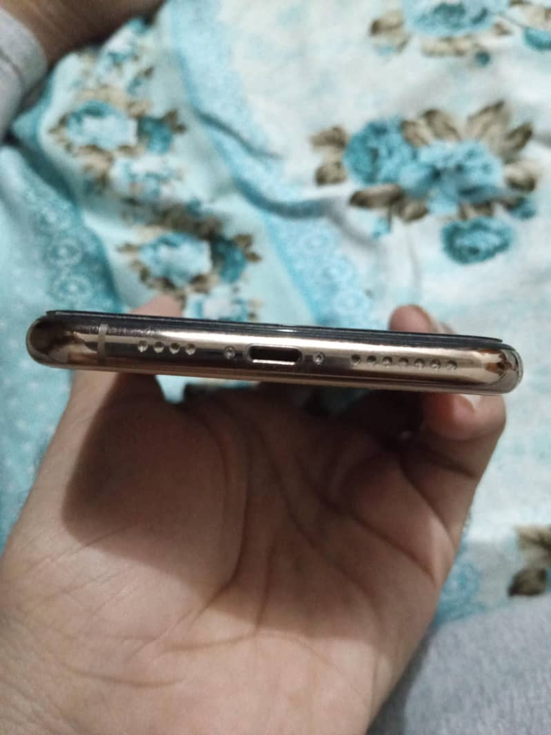 Apple iPhone XS Max 3