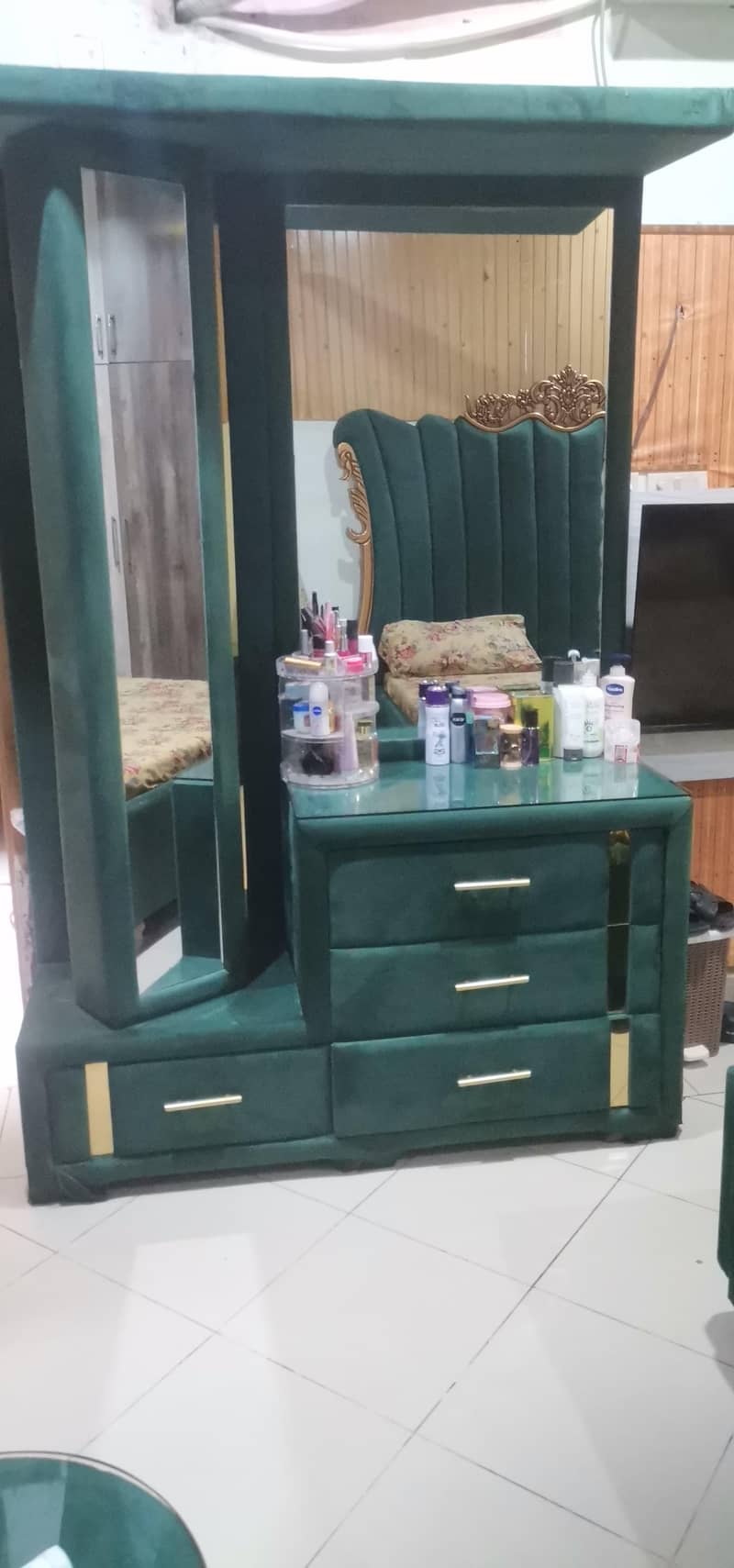 Royal Green Velvet Bed Set and dressing for Sale – Excellent Condition 3
