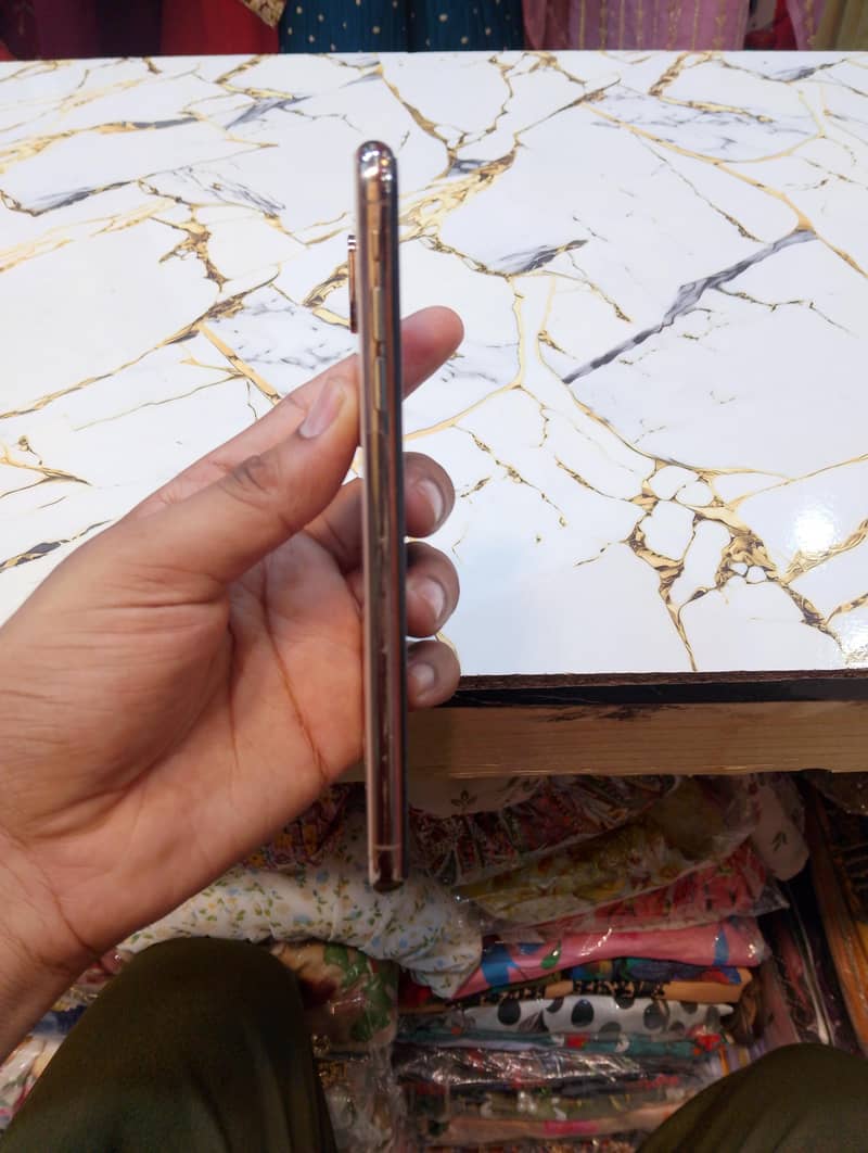 Apple iPhone XS Max 1