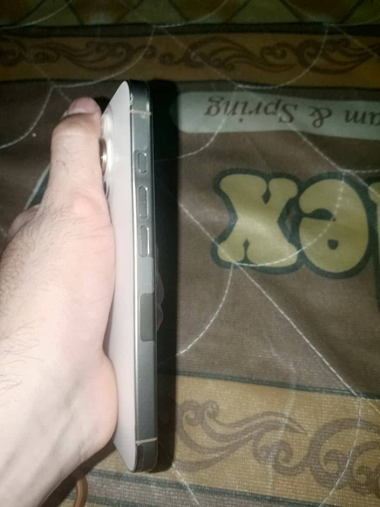 Apple iPhone 16 Pro 3