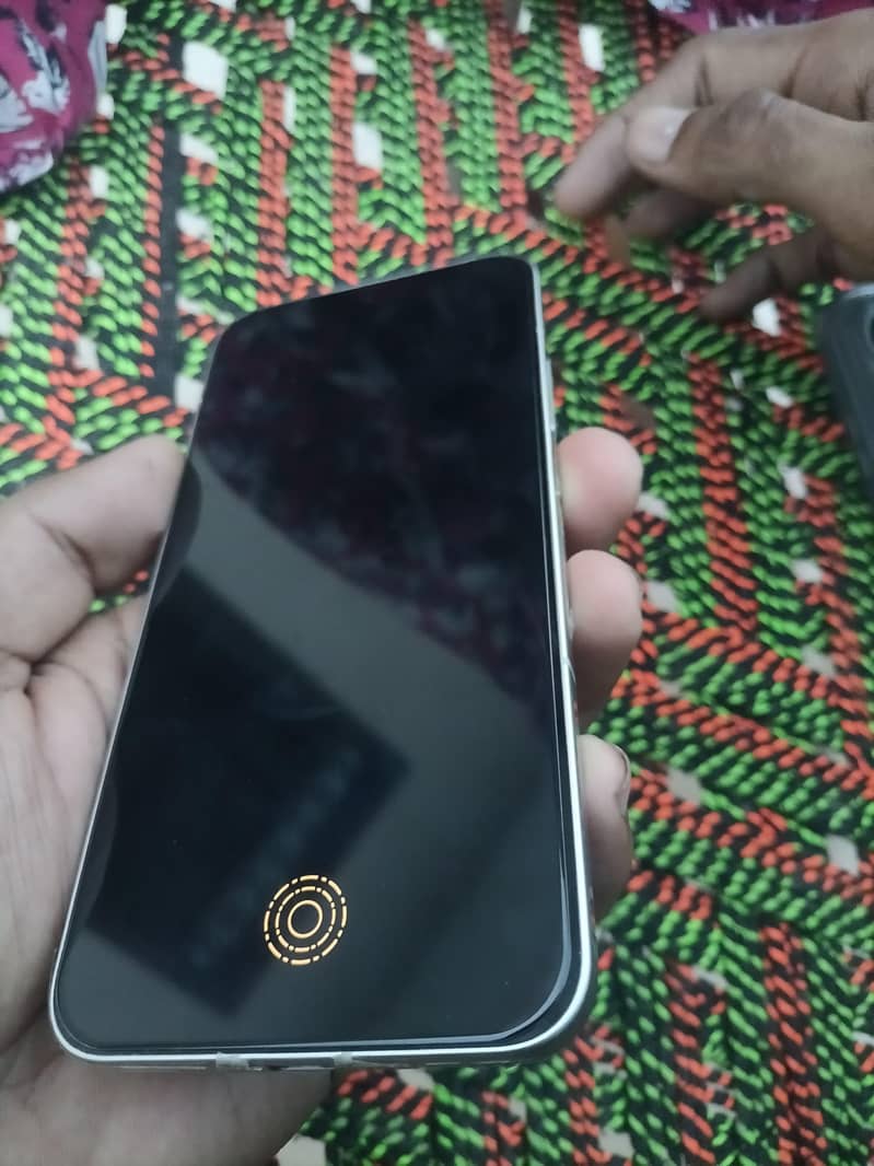Oppo Reno 13 4
