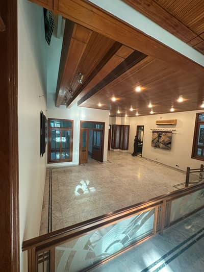 Brand new Flat near Ali Masjid Bhadurabad 4 bed rooms with Lift and car parking