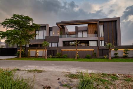 2 KANAL ELEGANT AND FULLY MAINTAINED SUPER HOT LOCATED BUNGALOW (1 Kanal Lawn + 1 Kanal House) IS AVAILABLE IN THE BEST BLOCK OF DHA LAHORE.