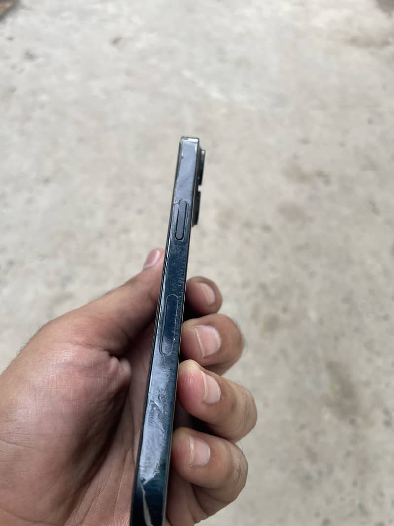 Apple iPhone 13 5