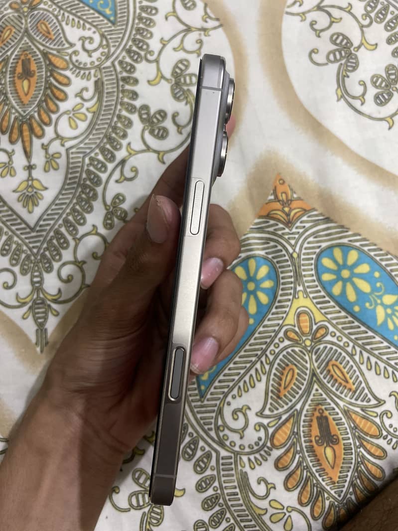 iPhone 16 Pro Max 3