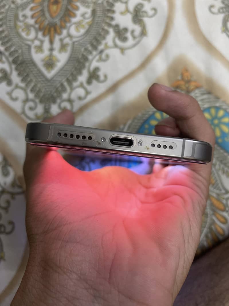 iPhone 16 Pro Max 4