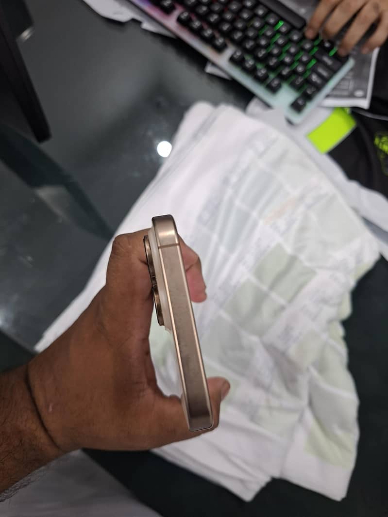 Apple iPhone 16 Pro Max 4