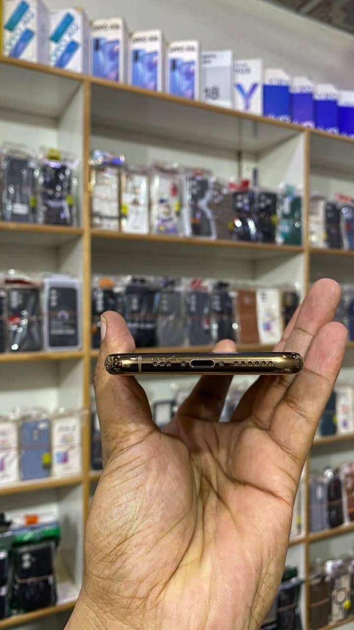Apple iPhone XS 3