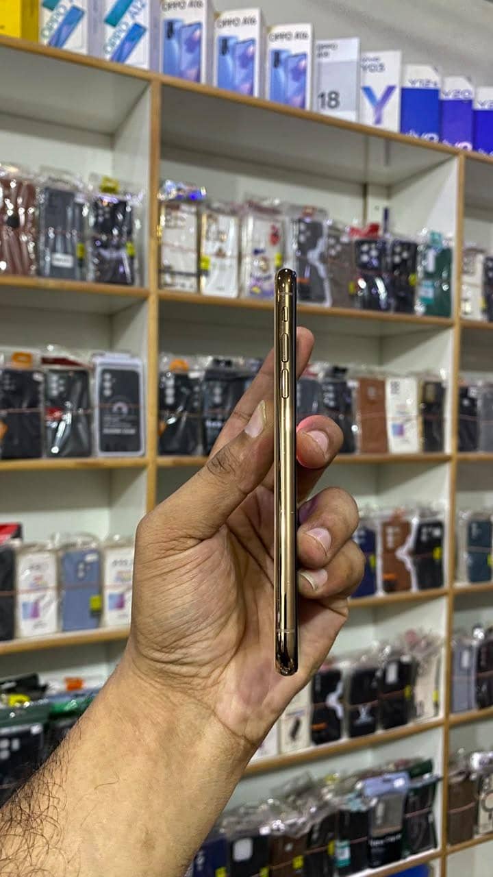 Apple iPhone XS 4