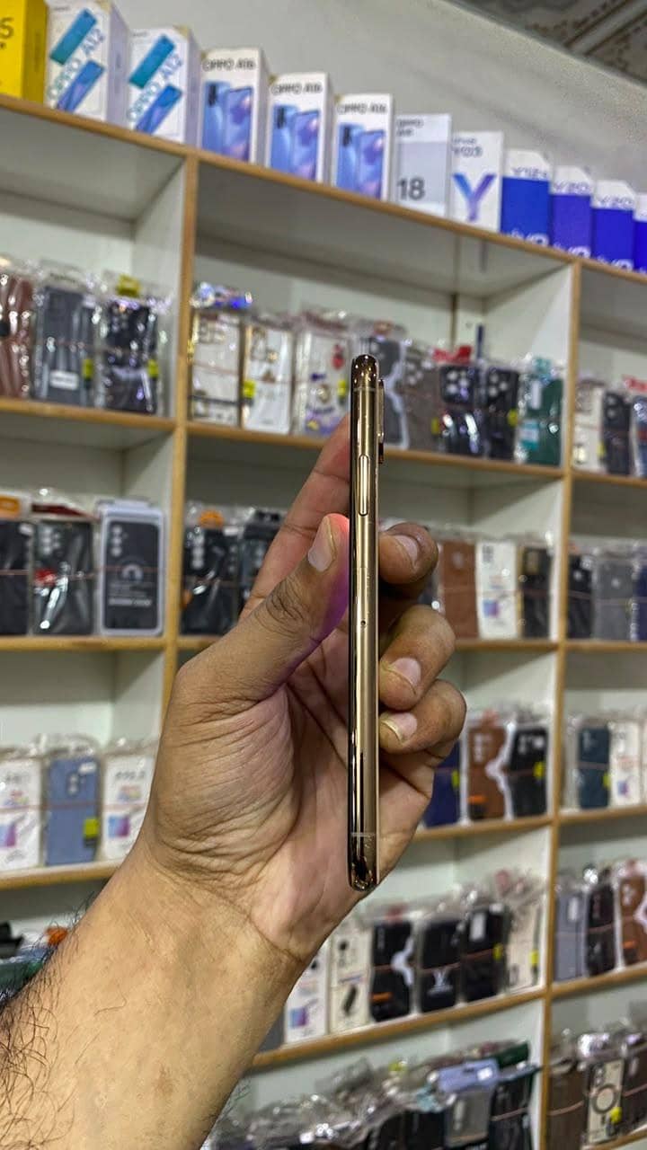 Apple iPhone XS 5