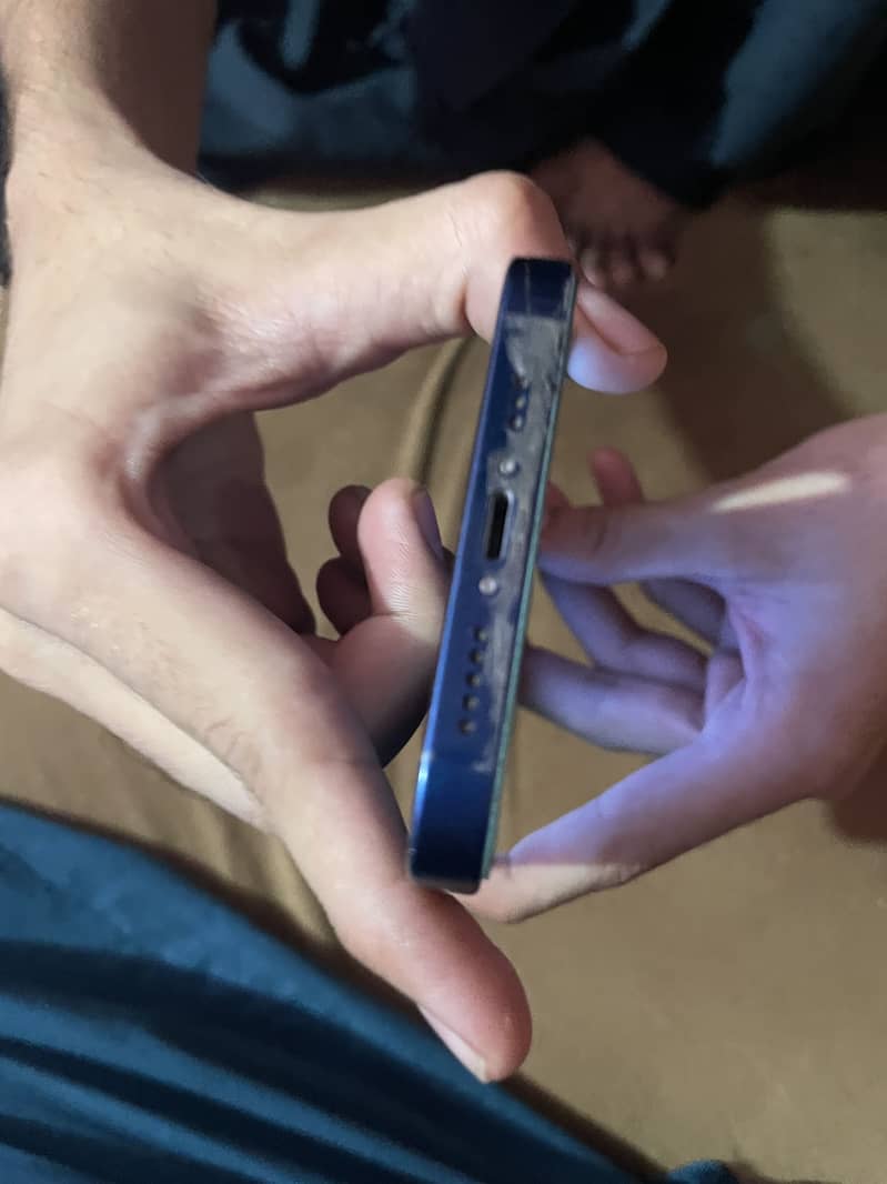 Apple iPhone 12 4